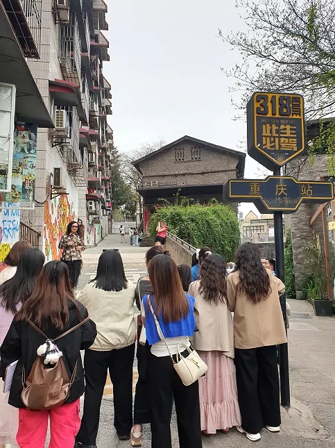 這裡好多盛裝打扮的美女在排隊拍照