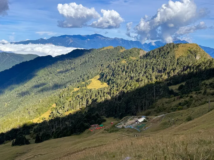 改建中的369山莊及臨時營地