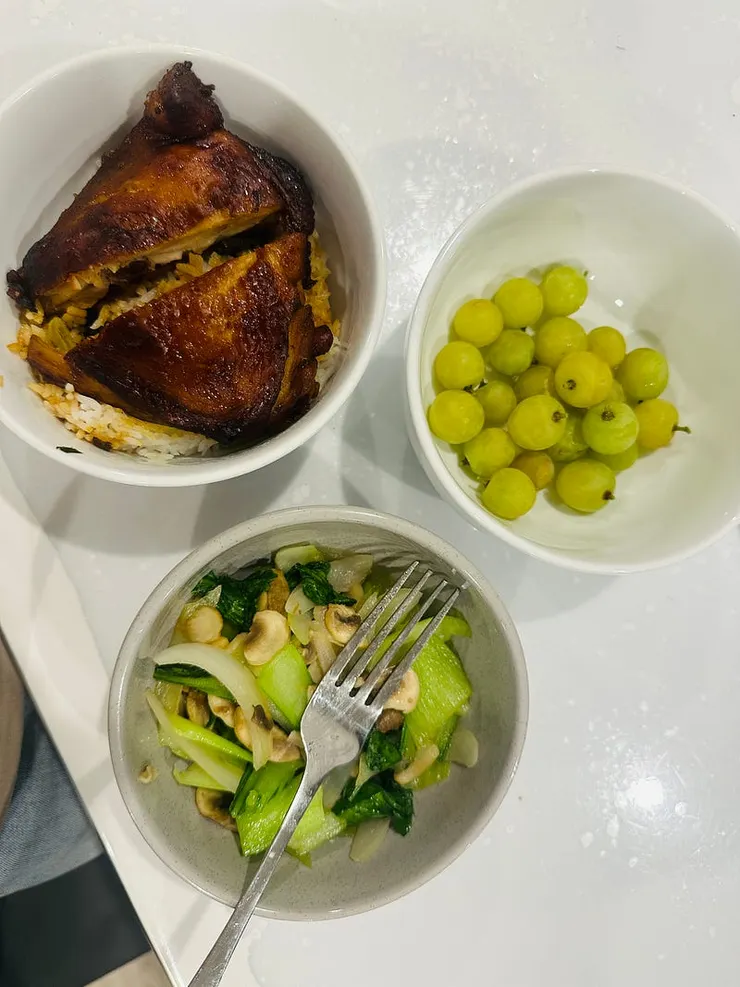 偶爾去外面餐廳買外帶(雞腿),窮人的極致吃法:分成三餐