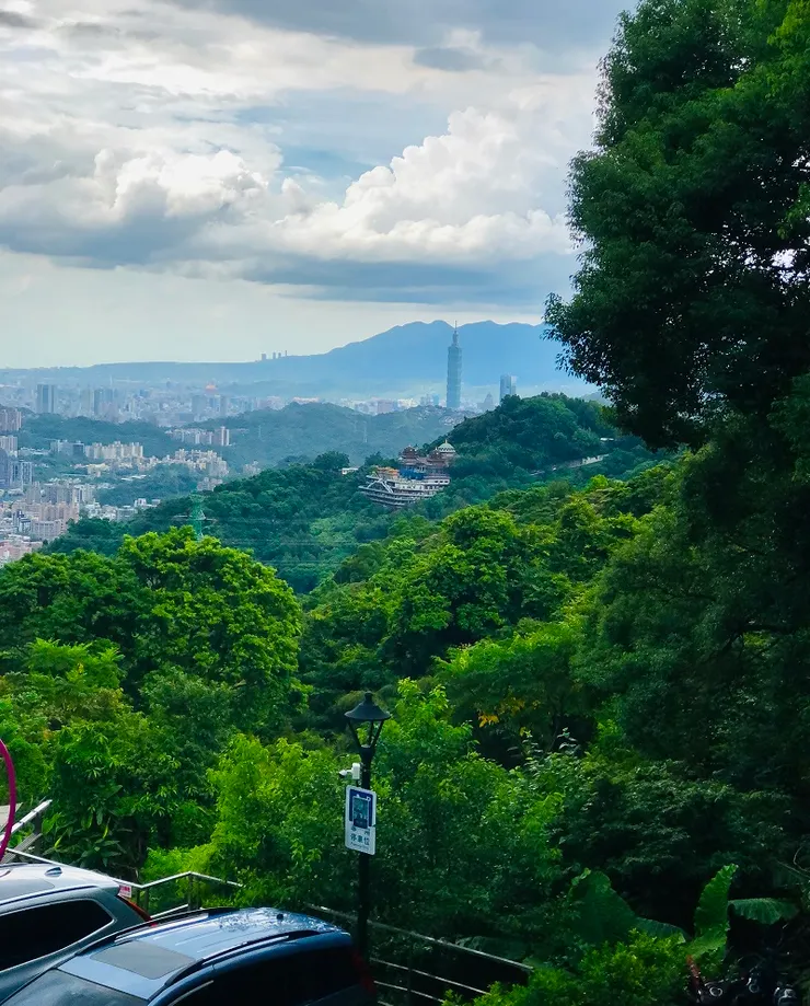 可以隱約看到遠處的台北101大樓