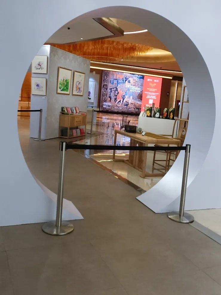 畫展會場內的圓形拱門，我挺喜歡。當時時候很早，還沒開門，所以被圍著。