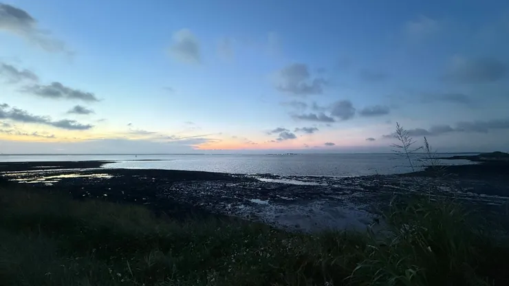 夕陽西下的海邊