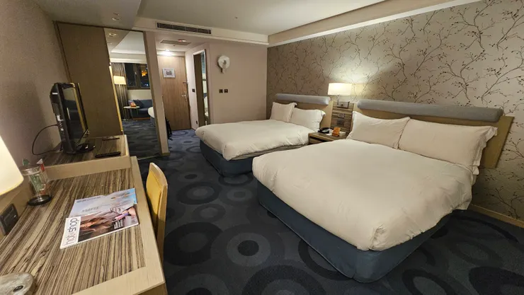 謝謝高雄福容大飯店幫我和老爸免費升等房型!變成家庭四人房真的超大!