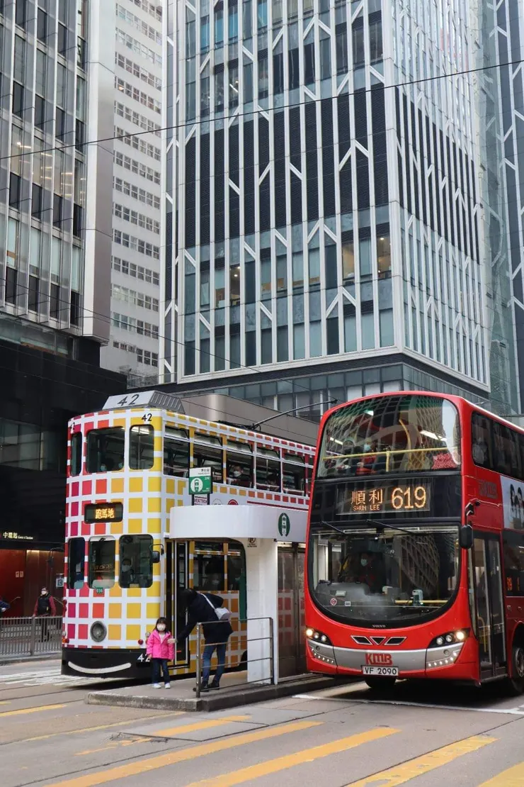 色彩繽紛的叮叮車和雙層大巴