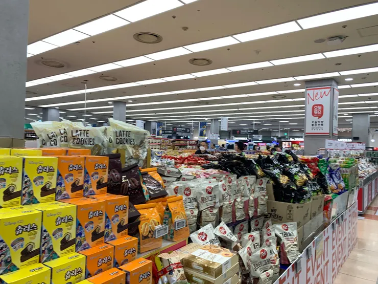 樂天超市 - 堆成山的餅乾