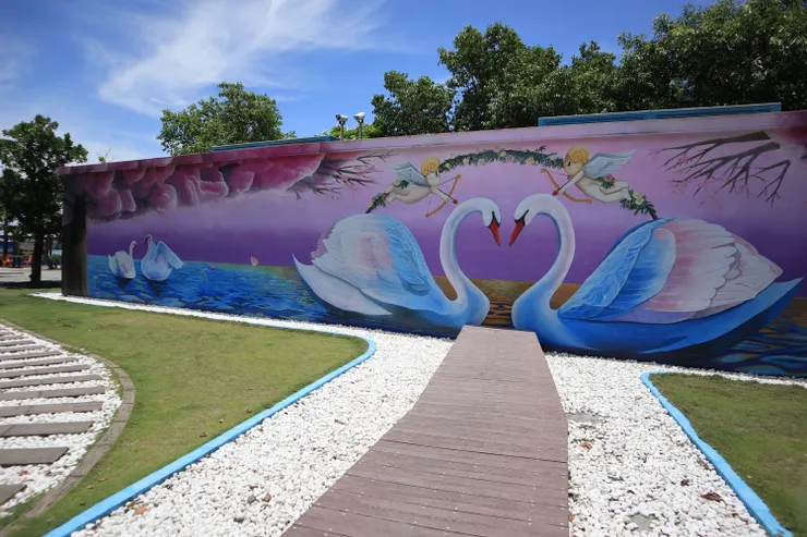 成雙成對的天鵝壁畫