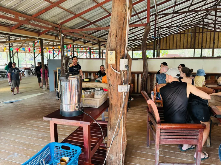 分配好小組之後，嚮導開始環境與流程介紹與安全說明