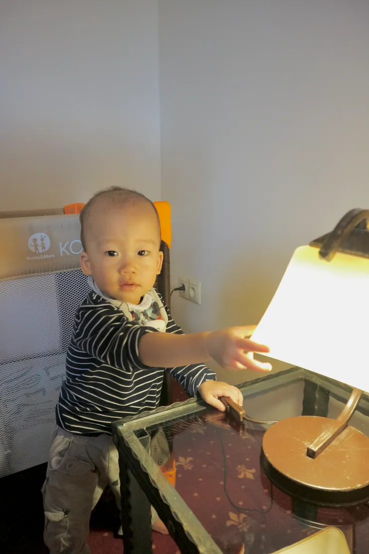 亂玩檯燈被抓到了這位小朋友