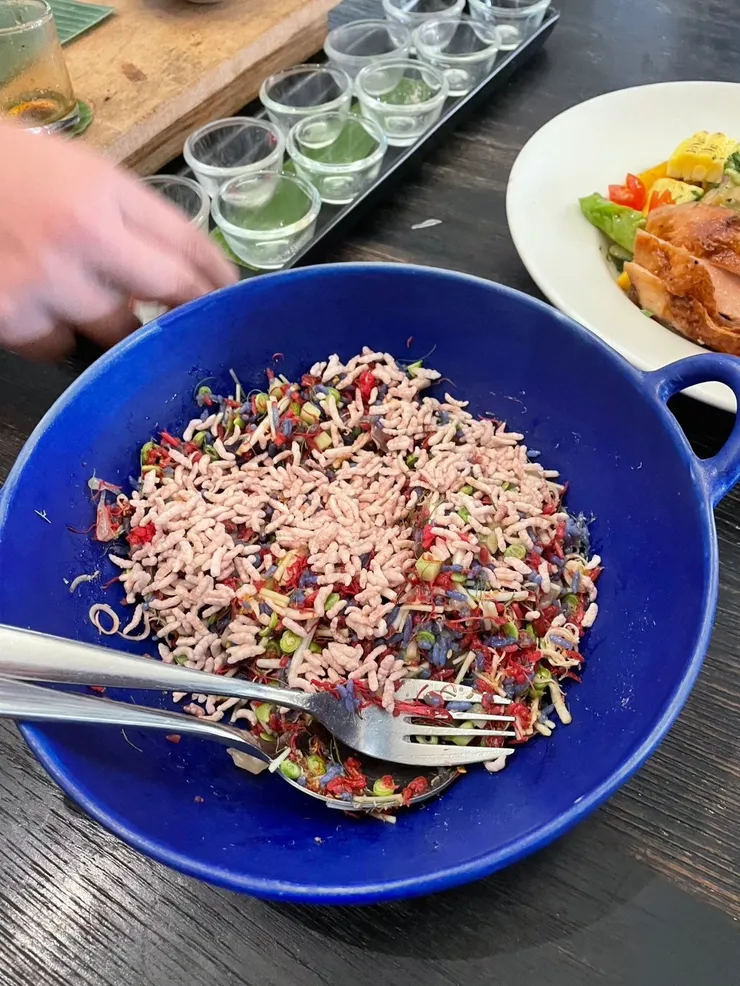 攪拌好的泰式米沙拉