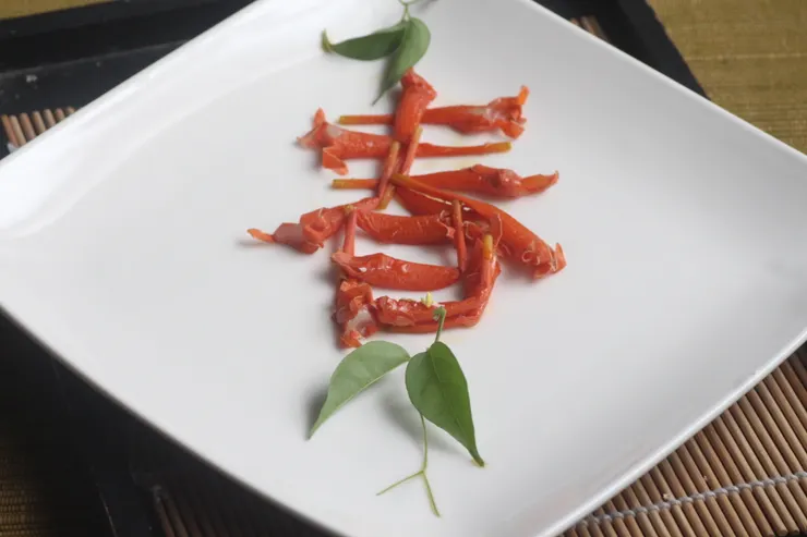 將炮仗年糕隨意排成了「春」字型，咬下一口「春」，品嘗了一口春天的生機與風情，接下來可以好好迎接春天一季的到來了！