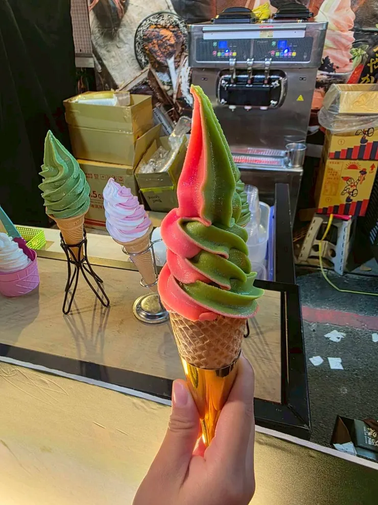 選了 莓好抹抹 口味,風味自然,沒有明顯化學感。 融化速度快,建議盡快享用。 甜筒為脆皮款式(非威化餅乾),整體口感表現不錯,想吃可以買