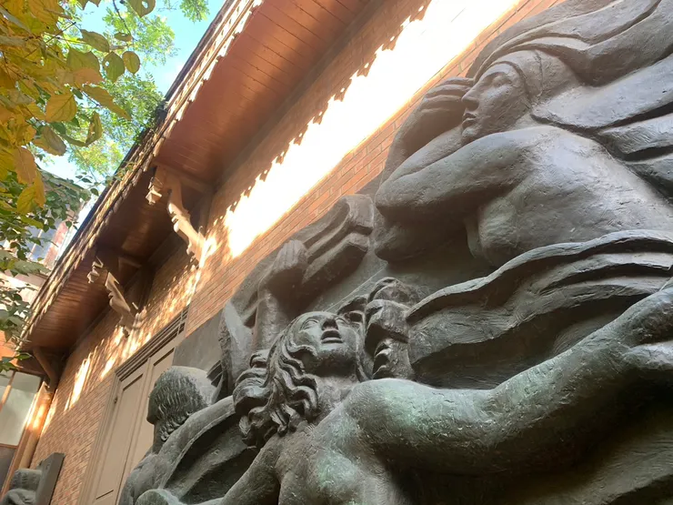 為蒙田大道上香榭麗舍劇院創作的作品