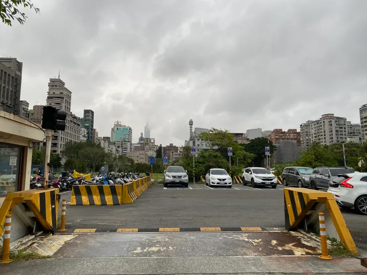 美軍顧問團團本部/美國在台協會AIT 遷移後，規劃為音樂圖書館。現暫做為停車場（2025年筆者拍攝）