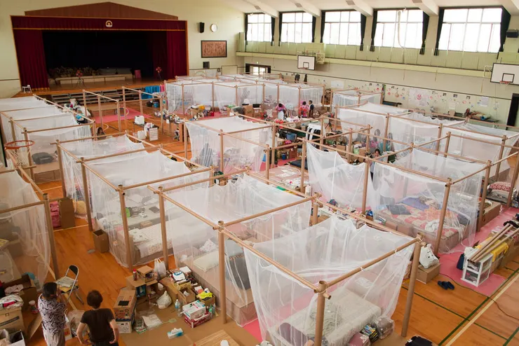 坂茂設計的臨時隔間設施，僅以紙管與布簾就能搭建而成/照片來源:網路資訊