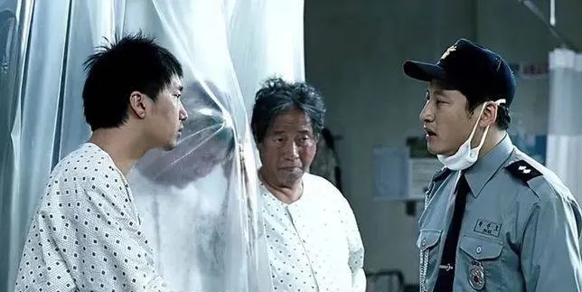 奉俊昊《駭人怪物》劇照,朴海日飾演朴南一(左),邊希峰飾演朴希峰(中)