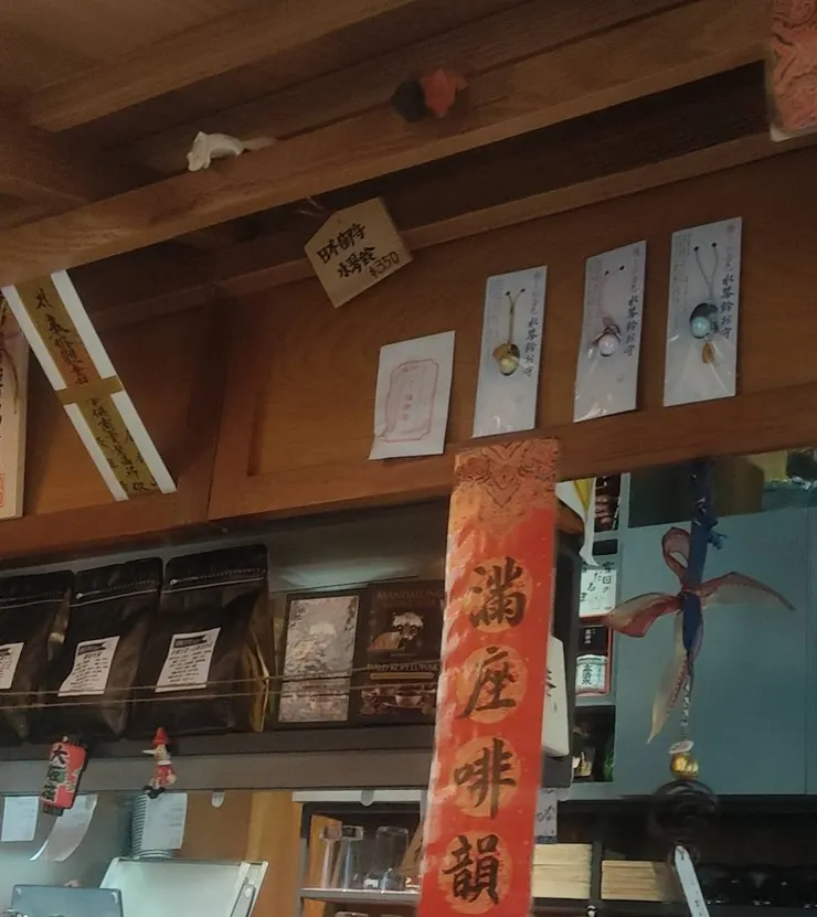 吧檯上方小巧思