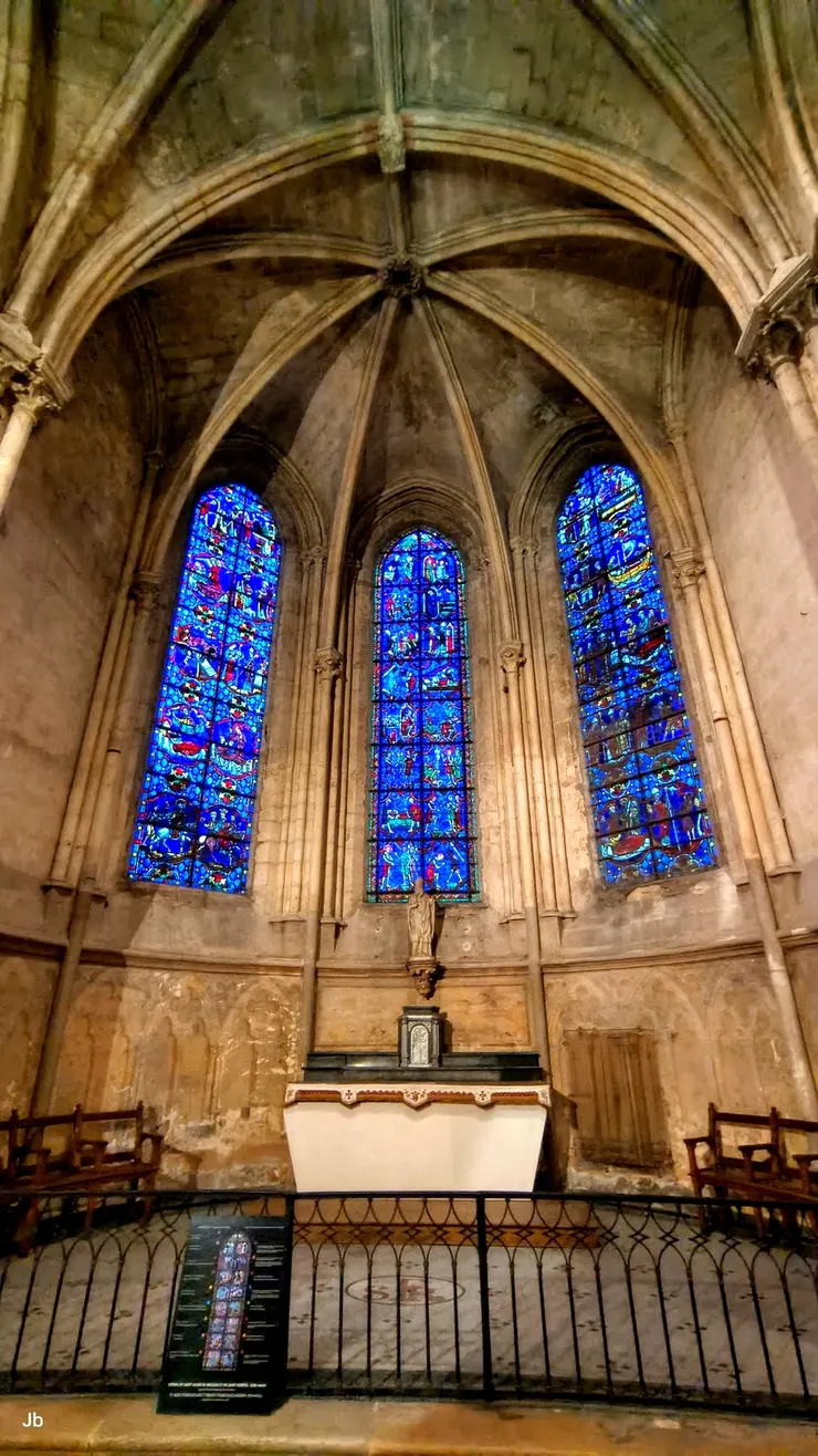 【要光有光彩色玻璃窗令人嘆嗟 仰之彌高無數拱柱連環接穹頂 祭壇與旁廳没繞完腦袋已打結】