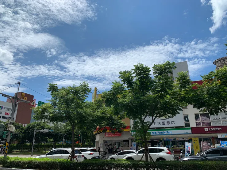 哇噻！這根本是動畫裡才有的天空吧！☀️