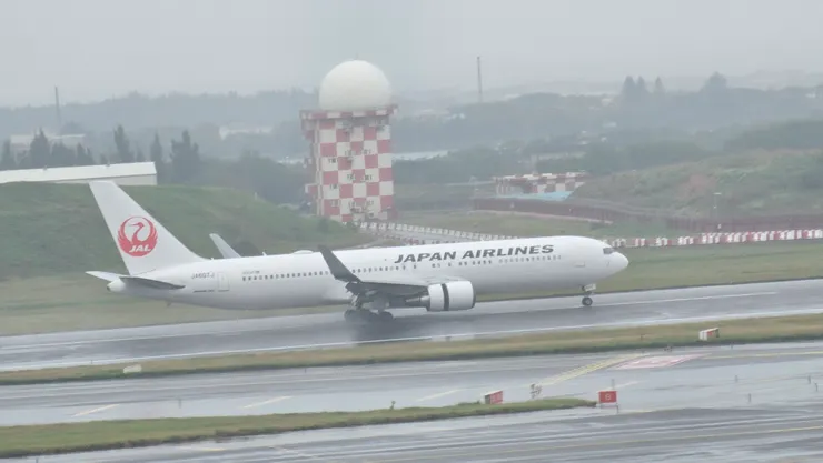 康芮颱風來之前天氣很不好! 吃飽飯去桃機觀景台看一下飛機!