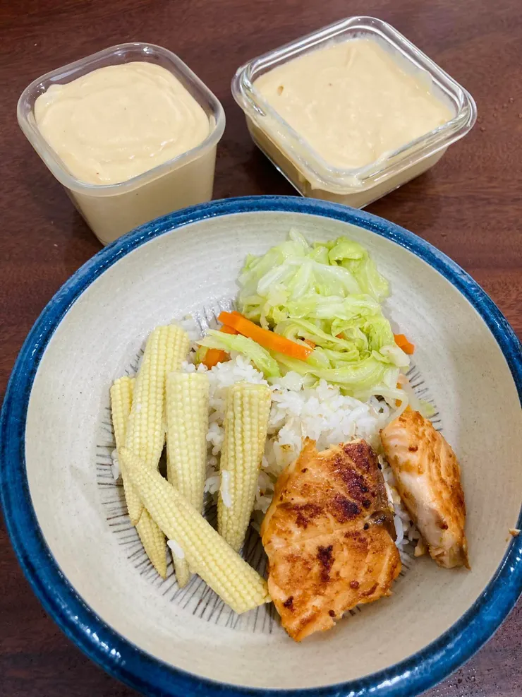 圖片上方腦麻兒祐哥的食物泥，下方是常兒弟弟的餐。