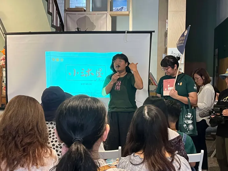 ▲小沐屋創辦人大樹在書店舉辦藝文講座。小沐屋提供。