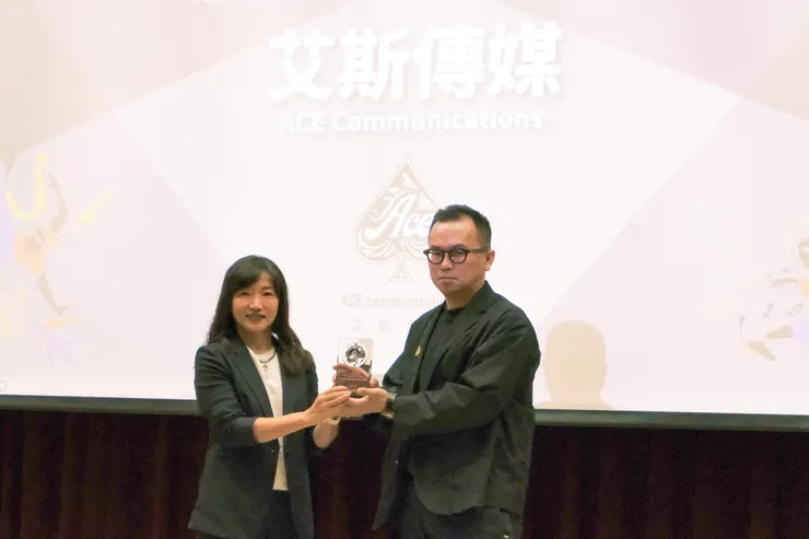 DMA台灣數位媒體應用暨行銷協會常務理事王俞蓉(左)艾斯傳媒執行創意總監黃天敏(右)