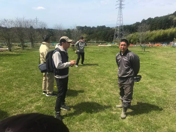 左邊是帶隊的月足先生，右邊是農園的農藝技工