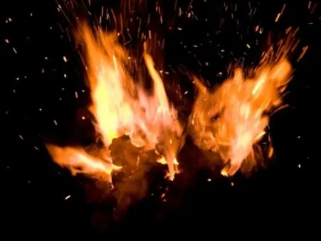 火花的碰撞,是一剎那一瞬間;星星之火,可以燎原