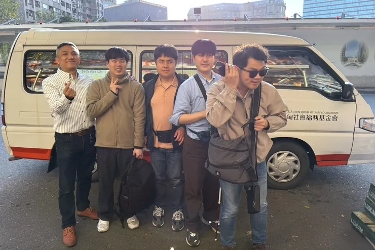 （圖說：貴賓們在伊甸工作人員的協助下，搭乘復康巴士，並與司機(左一)合影留念。）