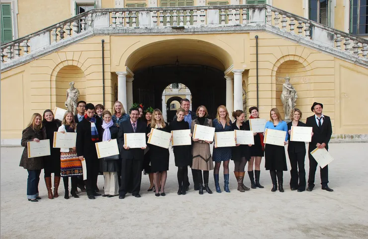 徐仲（後排左四）在義大利進修期間，上課之餘也勤跑農業第一線。