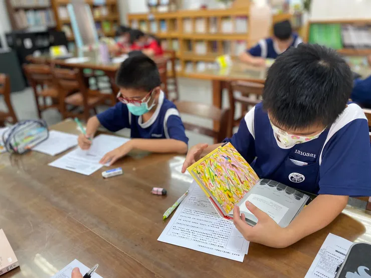 兩個數理資優班的孩子，很有默契的選中了幾米的書，閱讀過程中，究竟看到什麼呢？很期待下週他們的錄音😍