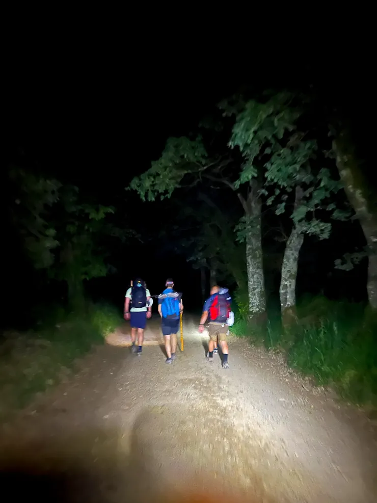 這四位和我們一樣夜晚急行的外國人，是走一個月的朝聖者，己經練出了一身的好體力！速度快到看不到車尾燈！