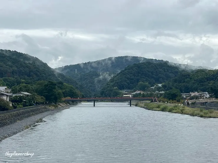 沿途會經過宇治橋，站在宇治橋上望過去的景色