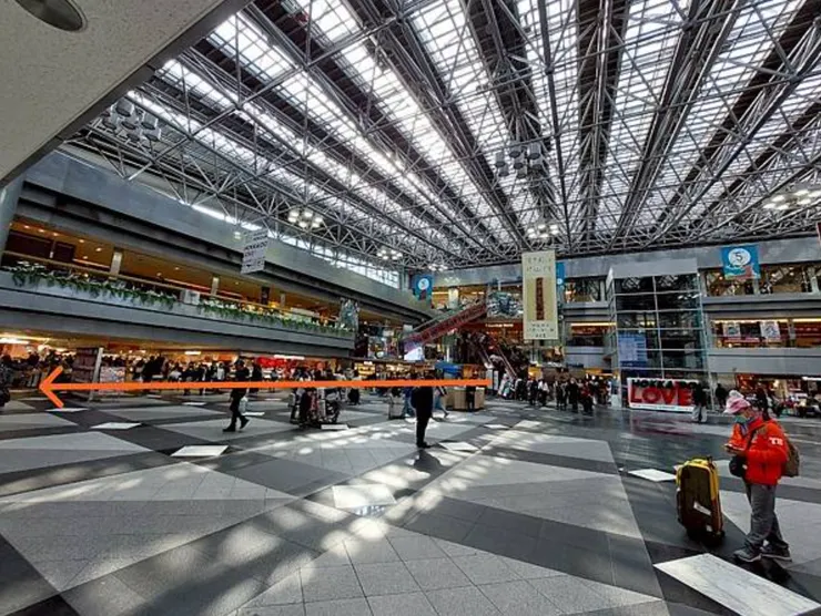 國內線大廳，箭頭指向處為JAL櫃檯