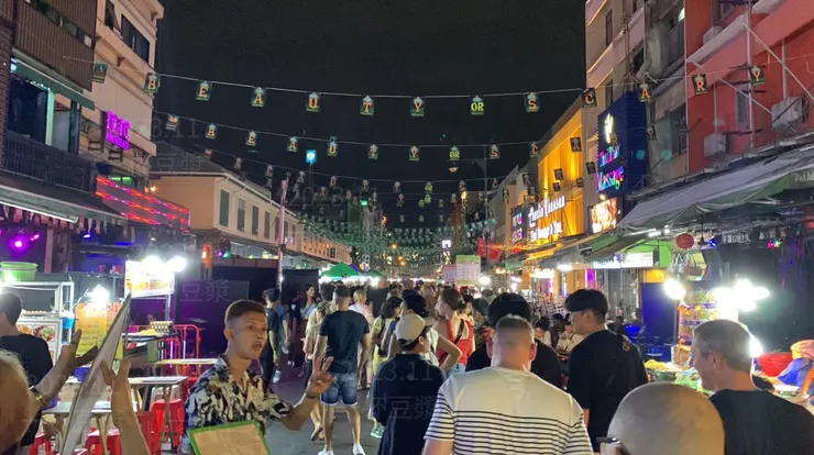 五光十色的考山路上跟擁擠的人潮