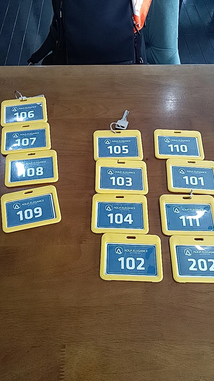 每間房間不一定是感應房卡或傳統鑰匙，每間只有一份，掉了要收費