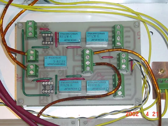 這是輸入訊號切換用電路板,上面空著的 IC 座原是按裝 DRV134