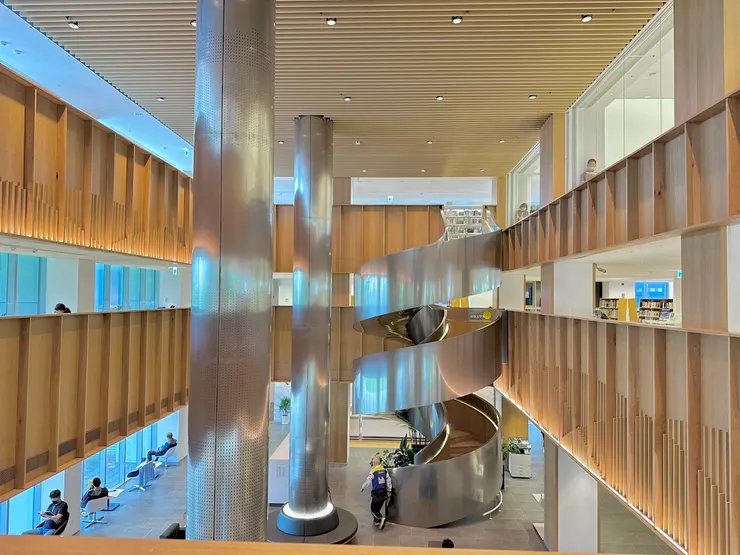 內部空間設計感也十足，旋轉樓梯上還刻有文學家的詞句。