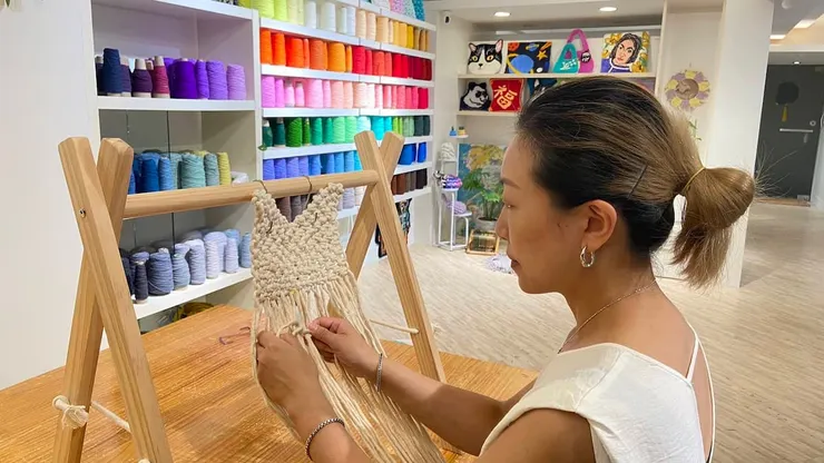 圖說：Dottie Studio邀請親子一同參加手作地毯課，培養耐心與美感。（圖/ Dottie Studio）