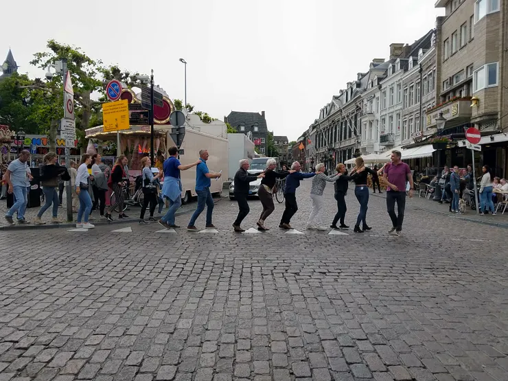 玩得的很嗨的大人們