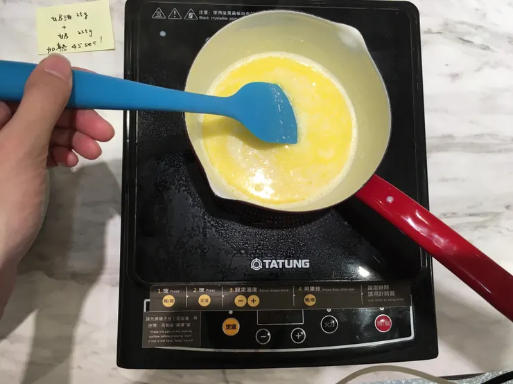 平均一顆菓子的奶油用量為 5 公克，牛奶則十倍放大量，以此比例購置食材即可。