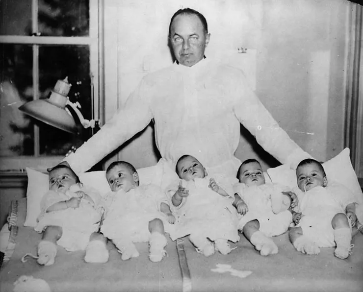 狄翁五胞胎。By Unknown author - Library and Archives Canada does not allow free use of its copyrighted works. See Category:Images from Library and Archives Canada., Public Domain