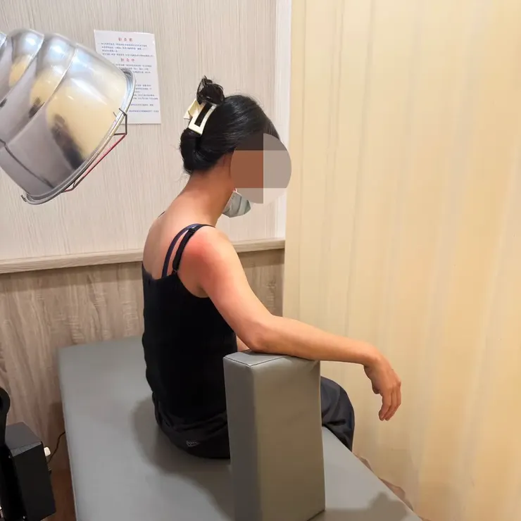 ▲照紅外線燈，溫溫熱熱的，覺得肩膀的肌肉被放鬆了！