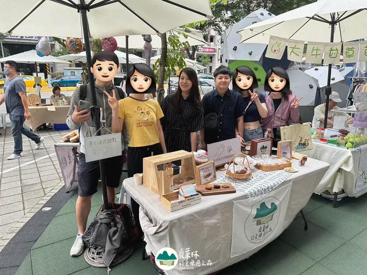 在攤位上意外成就的高中同學會