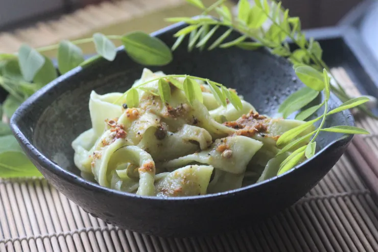 杜甫筆下「碧鮮照箸」的翡翠涼麵。不見窮不見困，只有對生活的一切充滿像赤子一樣的熱情與興味。