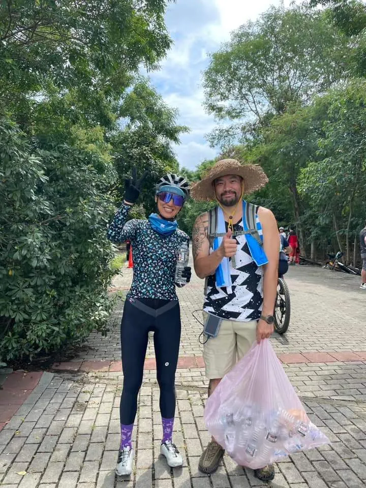 歡迎來騎車~但是要記得把垃圾集中帶走~我手上有垃圾袋，就順手將沿路上的塑膠瓶給集中起來回收啦。剛好被認識的車友抓住拍照。