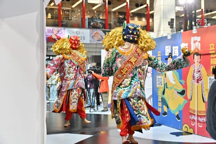 ▲北港朝天宮媽祖本尊於繞境前至唐氏症基金會《321 因為有你・我們一起》特展出差,千里眼、順風耳護駕開道。