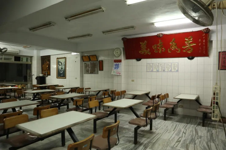 這二樓內用區規模可比擬＂速＂食店