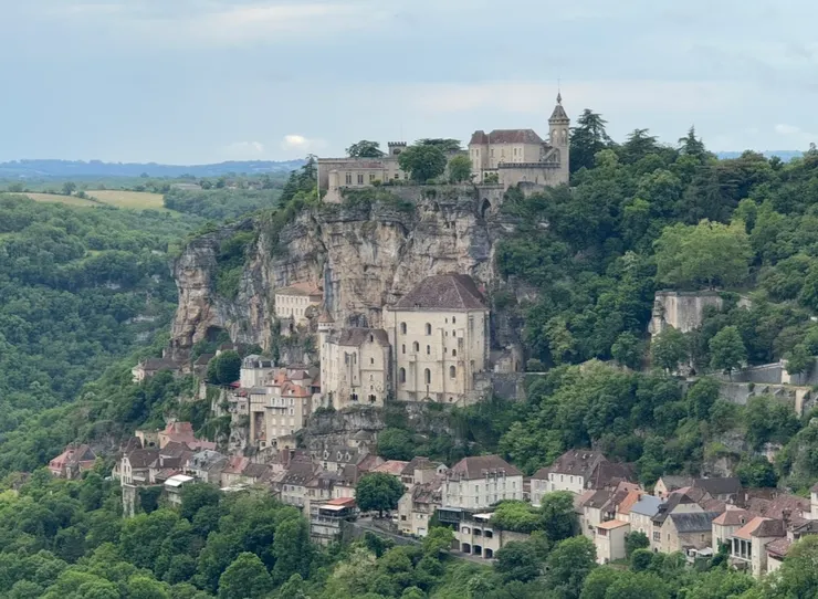 建在山岩上，羅卡馬杜特殊景觀