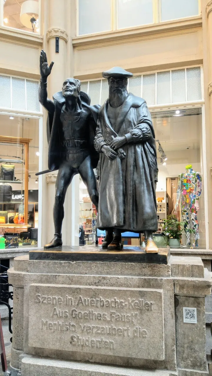 摸到浮士德的學生梅菲斯特的左腳聽說會帶來幸運